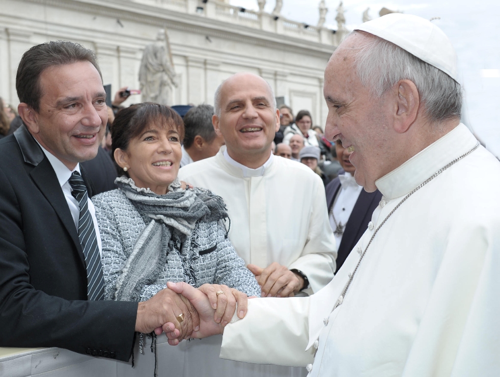 Thierry_et_Myriam_et_le_Pape_Francois.jpg