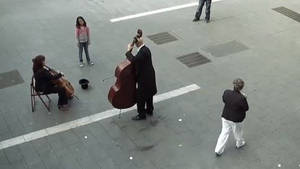 cette-petite-fille-a-vu-venir-tout-un-orchestre-apres-avoir-donne-une-piece-a-un-musicien-de-rue_148137_w300.jpg